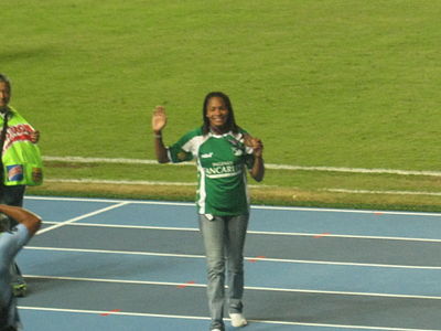 La medallista olímpica saludando a la afición