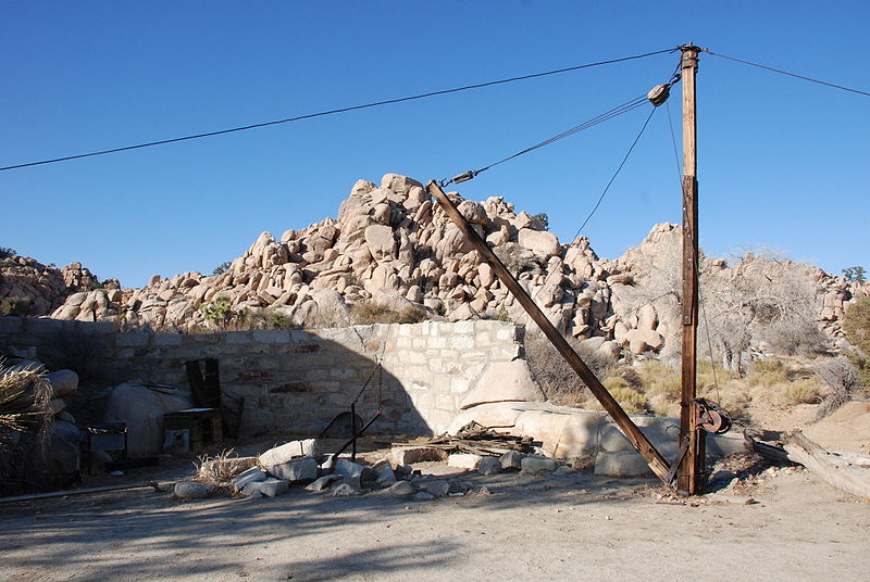 File:Desert Queen Ranch - crane.jpg