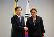 Dilma Rousseff com o primeiro-ministro da Coreia do Sul, Kim Hwang-sik.