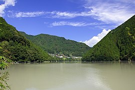 佐久間湖と富山地区遠景 （豊根村富山、2011年（平成23年）9月）