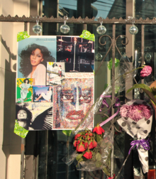 Il Donna Summer Memorial realizzato dai fan davanti alla sua casa di Naples il 18 maggio 2012