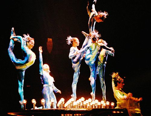 Scène de Dralion présenté à Vienne par le Cirque du Soleil.