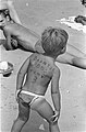 L'usanza olandese di scrivere sulla schiena o sui bracci dei bambini l'indirizzo o il numero di cellulare in caso si perdano, qui nel 1959. (Harry Pot)