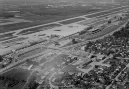 Geneva Airport in 1968. Its runway is still today the longest of its kind in Switzerland. ETH-BIB-Flughafen Genf-LBS H1-027474.tif