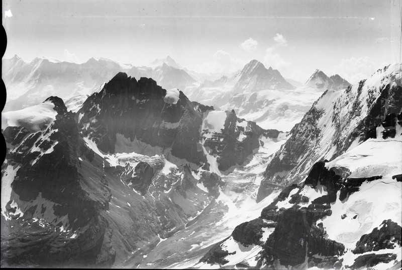 File:ETH-BIB-Gspaltenhorn, Gamilücke, Breithorn, Tschingelhorn v. N. W. aus 3200 m-Inlandflüge-LBS MH01-005737.tif