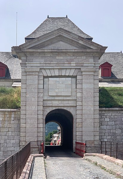 File:Entrée dans Mont-Dauphin (juillet 2020).jpg