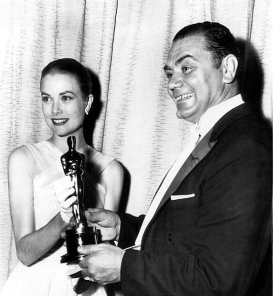 Grace Kelly presents the Oscar for Best Actor to Borgnine for his performance in Marty, 1956