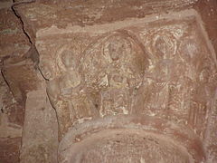Un chapiteau représentant le Christ en majesté.