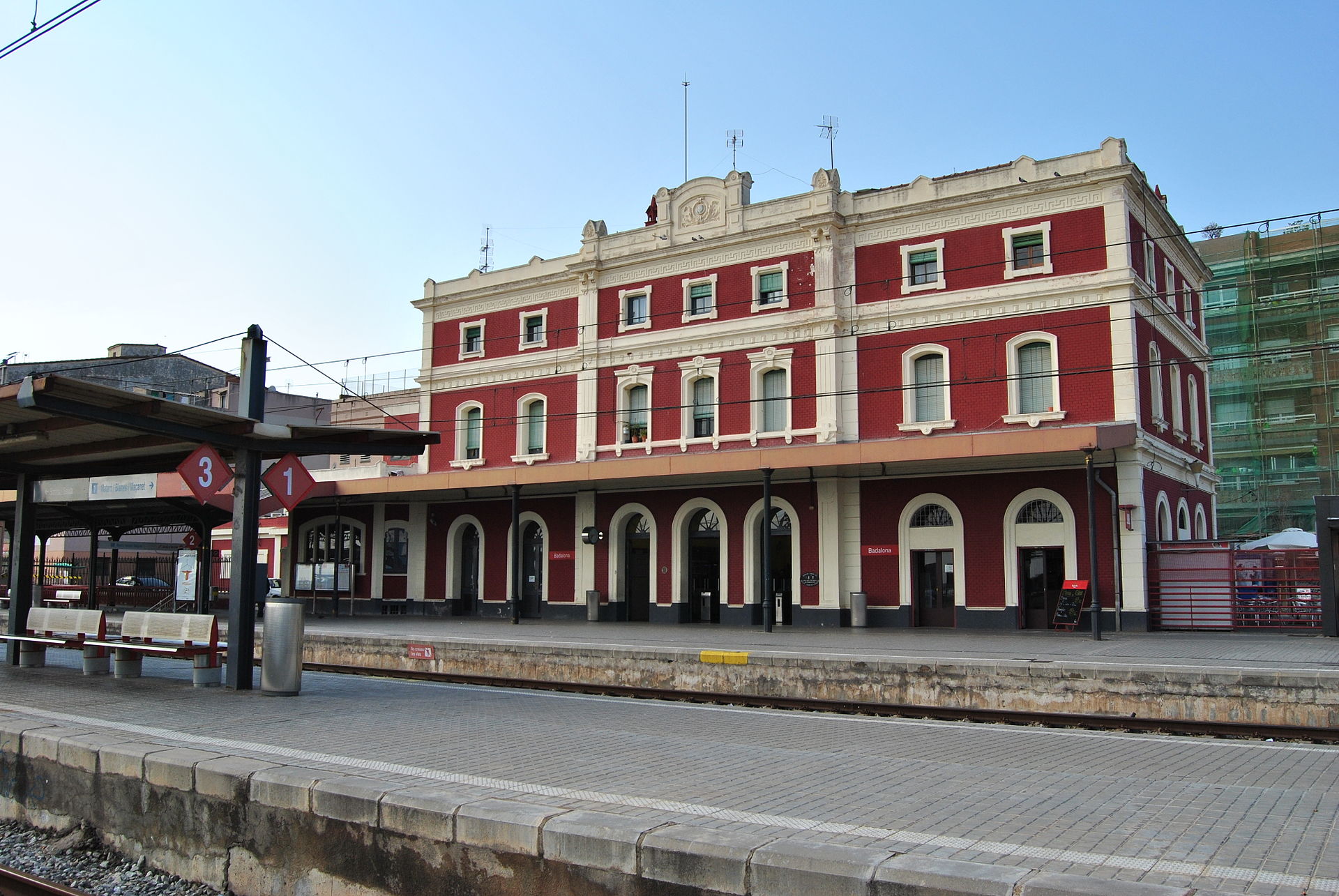 1920px-Estació_de_tren_de_Badalona.JPG