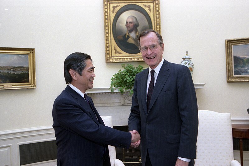 File:Eugene Wong with President George H.W. Bush.jpg