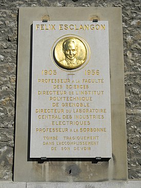 Le professeur de physique et chimie Félix Esclangon mourut électrocuté en 1956 devant ses étudiants pendant un cours sur les rayons X, dans l'amphithéâtre de physique de la faculté des sciences de Paris, au no 12 de la rue Cuvier[6]