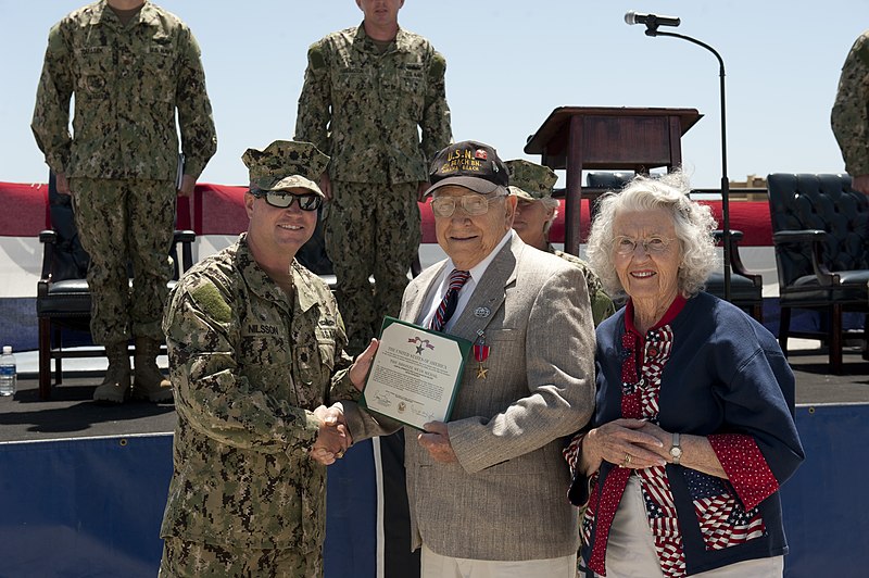 File:Flickr - Official U.S. Navy Imagery - The CO of Beachmaster Unit 1 presents retired Hospital Apprentice 1st Class Frank H. Walden with a Bronze Star..jpg