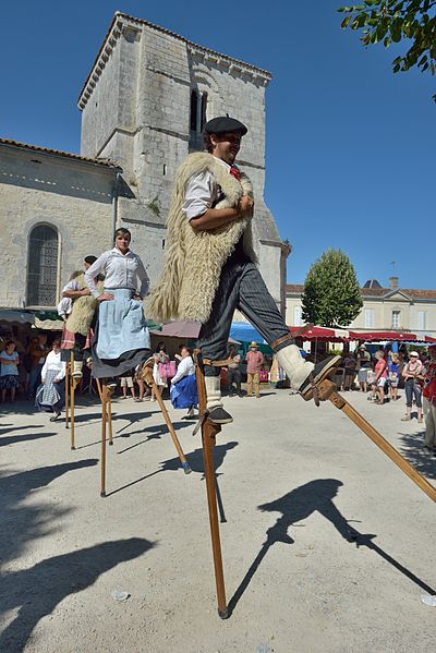 File:Folk dancing in Courcoury-Charente 2.jpg