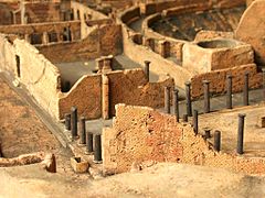 Vista detallada del fòrum Triangular, amb el propileu en primer pla i part dels dos pòrtics longitudinals. Darrere s'aprecien la palestra samnita i el Teatre Gran. Maqueta exposada al Museu Arqueològic Nacional de Nàpols.