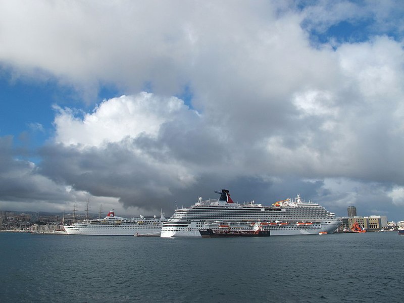 File:Fotos del crucero Carnival Breeze en el puerto de La Luz y de Las Palmas en Gran Canaria (8179697968).jpg