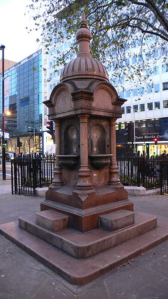 File:Fountain High Holborn.jpg