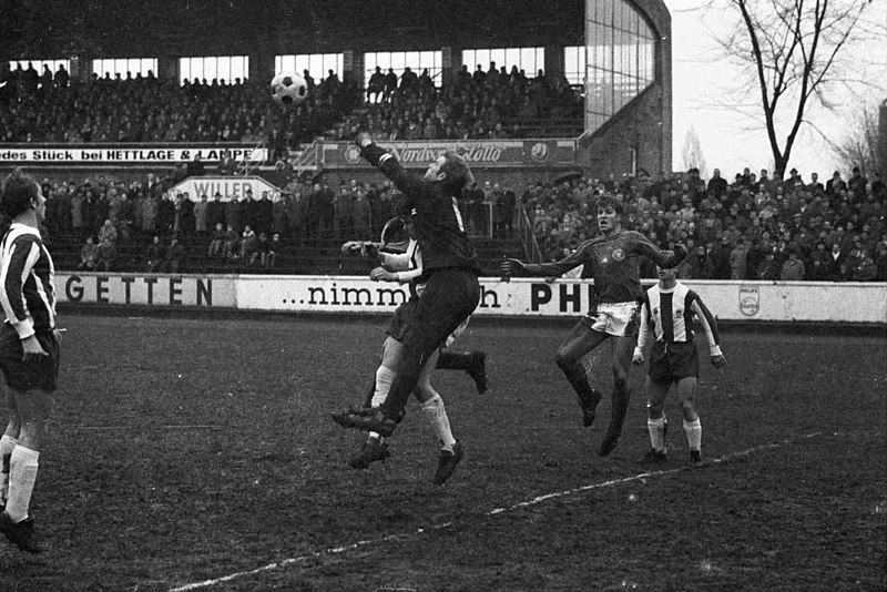 File:Fußballspiel Holstein Kiel gegen FC St. Pauli in der Regionalliga Nord, 2-0 (Kiel 79.368).jpg