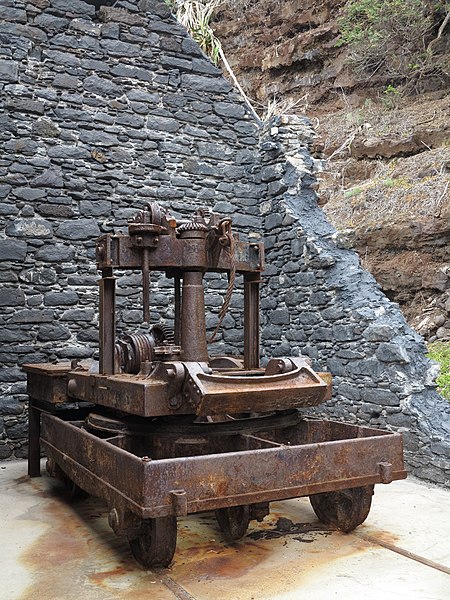 File:Funchal Rusty Crane.JPG