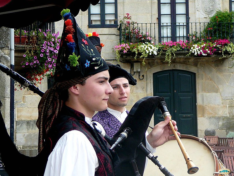 File:Galician pipers.jpg