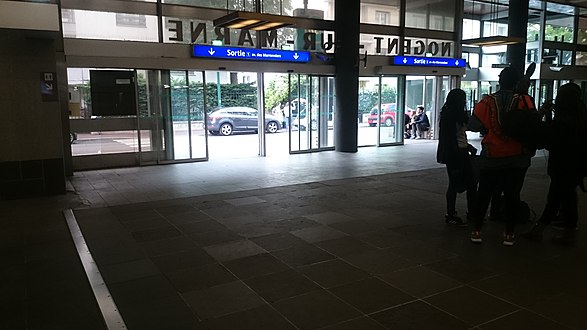 Des quais, monter prendre la sortie principale dans le hall de la gare, puis tourner à gauche.