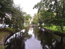 Gerdska ström virtaa Alingsåsin keskustan halki.