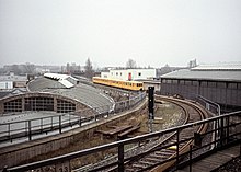Verbindungsgleis zwischen beiden Strecken (1988, inzwischen abgebaut), im Hintergrund der Betriebsbahnhof Gleisdreieck der M-Bahn