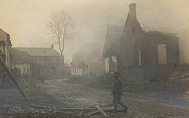 Des soldats allemands pendant la destruction du village en mars 1917.