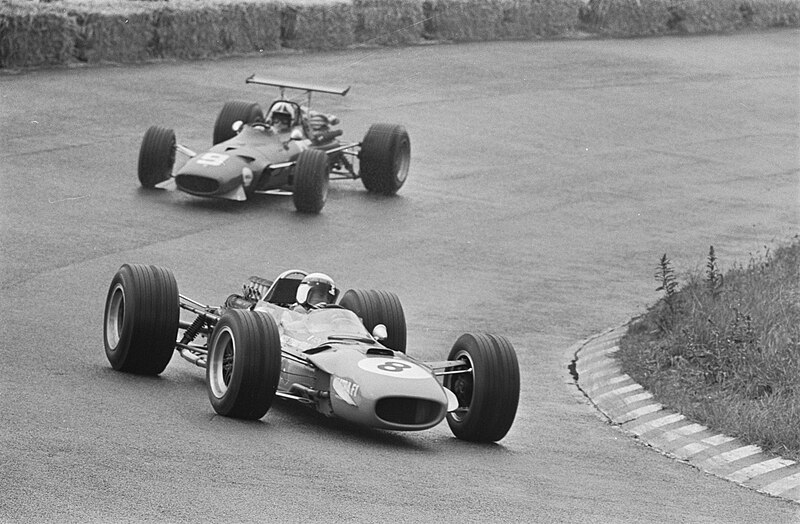 File:Grand Prix 68 Zandvoort. Jackie Stewart (8) en Chris Amon (9), Bestanddeelnr 921-4587.jpg