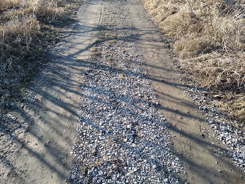 File:Gravel road with loose gravel in the middle and sunken gravel in tracks.jpg