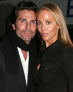 Elizabeth Berkley aviomiehensä Greg Laurenin kanssa vuonna 2008.