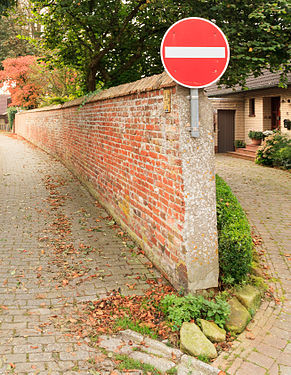 Reste der ehemaligen Burgmauer in Groß Midlum