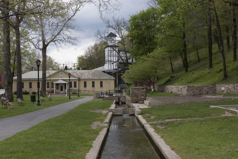 File:Grounds and a portion of a resort hotel tower at the Berkeley Springs Resort in Berkeley Springs, West Virginia LCCN2015631454.tif
