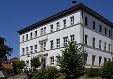 Das Schulgebäude wurde 1881 erbaut. Es wird derzeit zu einem Wohnhaus umgebaut.
