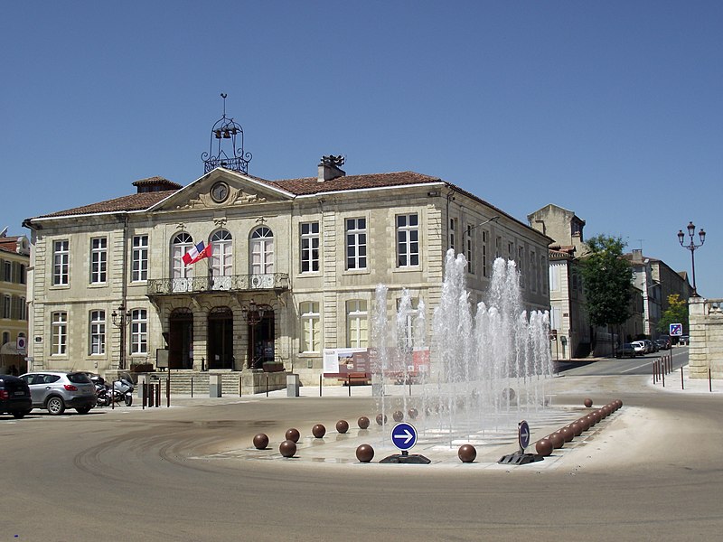 File:Hôtel de Ville d'Auch (Gers, France).JPG