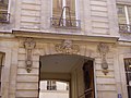 Hôtel particulier - 3 rue Louis-le-Grand - Mascaron upon the gate.JPG