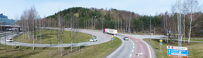 Haga kulle sedd söderifrån från trafikplats Haga norra i april 2015.