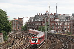 S-bahntåg i stadsdelen Hammerbrook