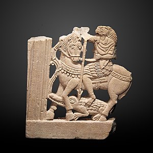 ルーヴル美術館によって、騎乗してワニの姿をしたセトに槍を突き立てるホルスと解釈されたエジプトの彫刻（4世紀）