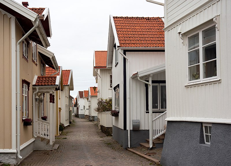 File:Houses in Gamlestan, Lysekil 6.jpg