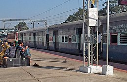 Howrah bound Amaravati Express at Vizianagaram.jpg
