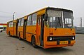 El Ikarus 280 es un ejemplo clásico de autobús articulado con una parte delantera delantera.  Fue él quien en los países de la antigua URSS fue apodado el "autobús acordeón".