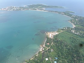 Pointe sud-est de l'île Colón avec la ville de Bocas del Toro