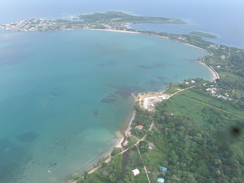 File:Isla Colón La Mochila.jpg