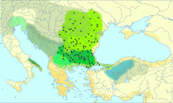 Przybliżony zasięg geograficzny wybranych języków paleobałkańskich między V a I w. p.n.e. Obszary kreskowane oznaczają ekspansję celtycką (zielone) i grecką (żółte). Kwadracikami oznaczono dackie nazwy miejscowe, kółeczkami – trackie