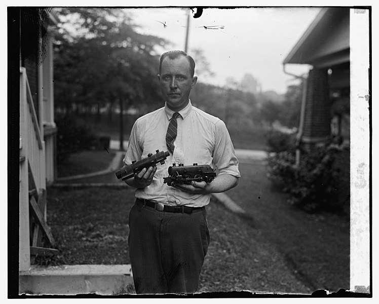 File:J.N. Swartzell with miniature railroad, (12-11-25) LCCN2016841529.jpg