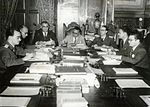 A Junta do Governo Revolucionário durante uma reunião no Salão dos Espelhos (agora chamado de Salão Joaquín Crespo) em 1945.