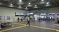 コンコース 当駅と衣笠駅・久里浜駅は、いずれもコンコースの天井が高い作りになっている。 （2019年6月）