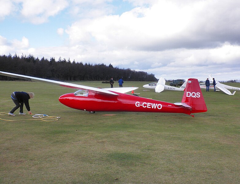 File:K-6CR, DG-500 and Pirat - Attaching the winch line, Devon and Somerset Gliding Club - 270310.jpg