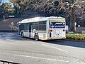 桜ヶ丘営業所のS21927の後部は紺色部分の塗装がブレーキランプと被っていない。