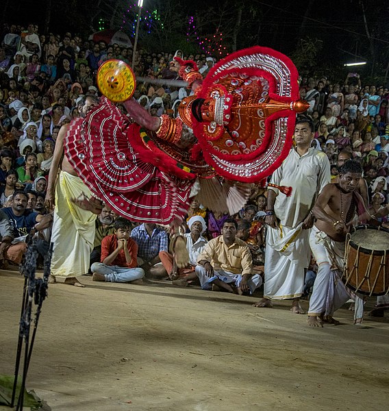 പ്രമാണം:Kaaranavar Theyyam005.jpg